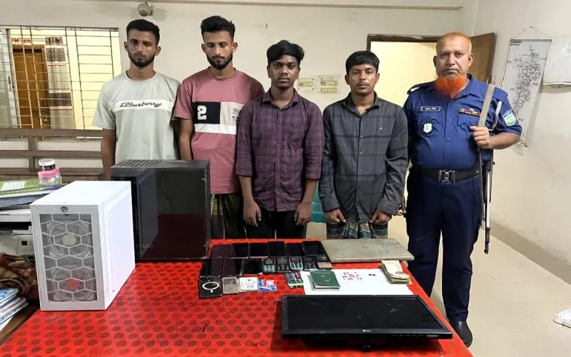 সরিষাবাড়ীতে যৌথ বাহিনীর অভিযানে ৪ অনলাইন জুয়ারো আটক